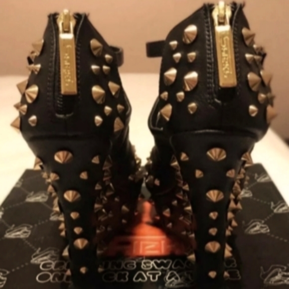 SHIEKH Gold Studded Black Wedges - Picture 5 of 5